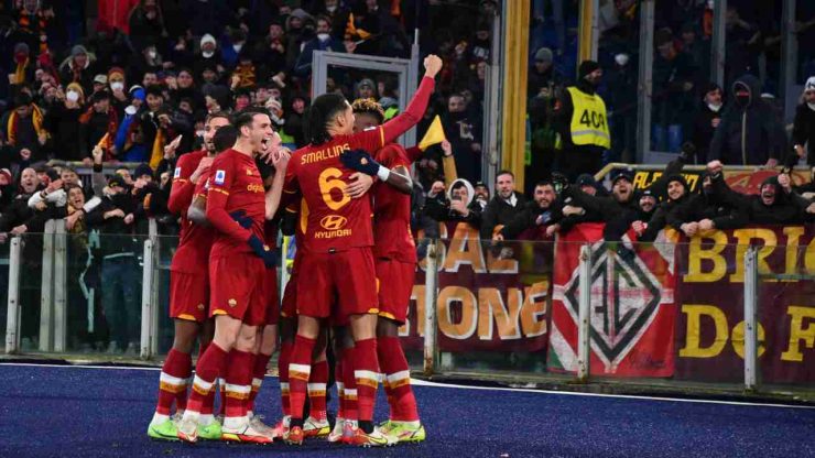 Roma sotto curva foto LaPresse