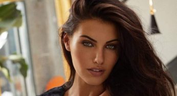Carolina Stramare, in piscina col perizoma: la temperatura si alza