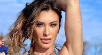 Sabrina Salerno lo fa ancora, costume minuscolo e visione rovente