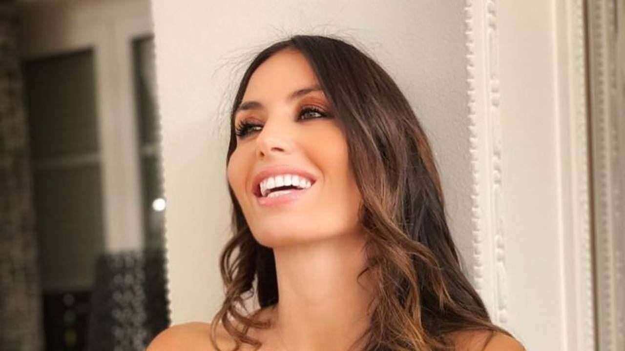 Elisabetta Gregoraci, bikini statuario in prima pagina - FOTO