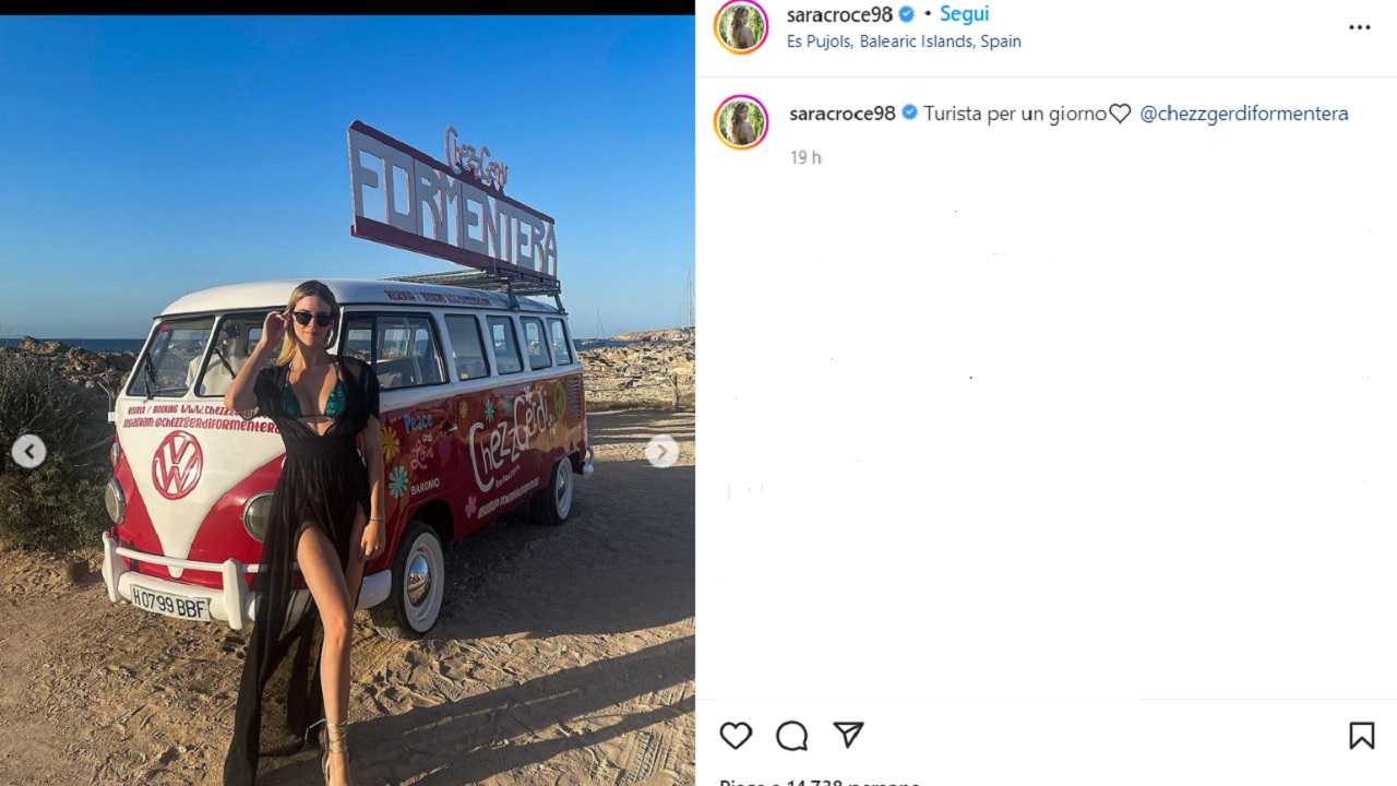 Sara Croce, il vestito da turista si apre con un doppio spacco illegale