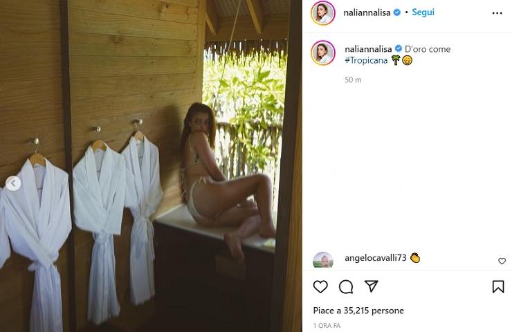 Annalisa Scarrone, il perizoma dorato è illegale - FOTO