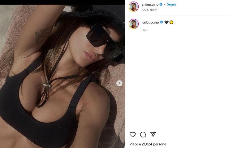 Cristina Buccino, la scollatura arroventa la spiaggia - FOTO