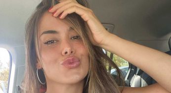 Eva Padlock sdraiata con l’intimo piccante: fuori di seno