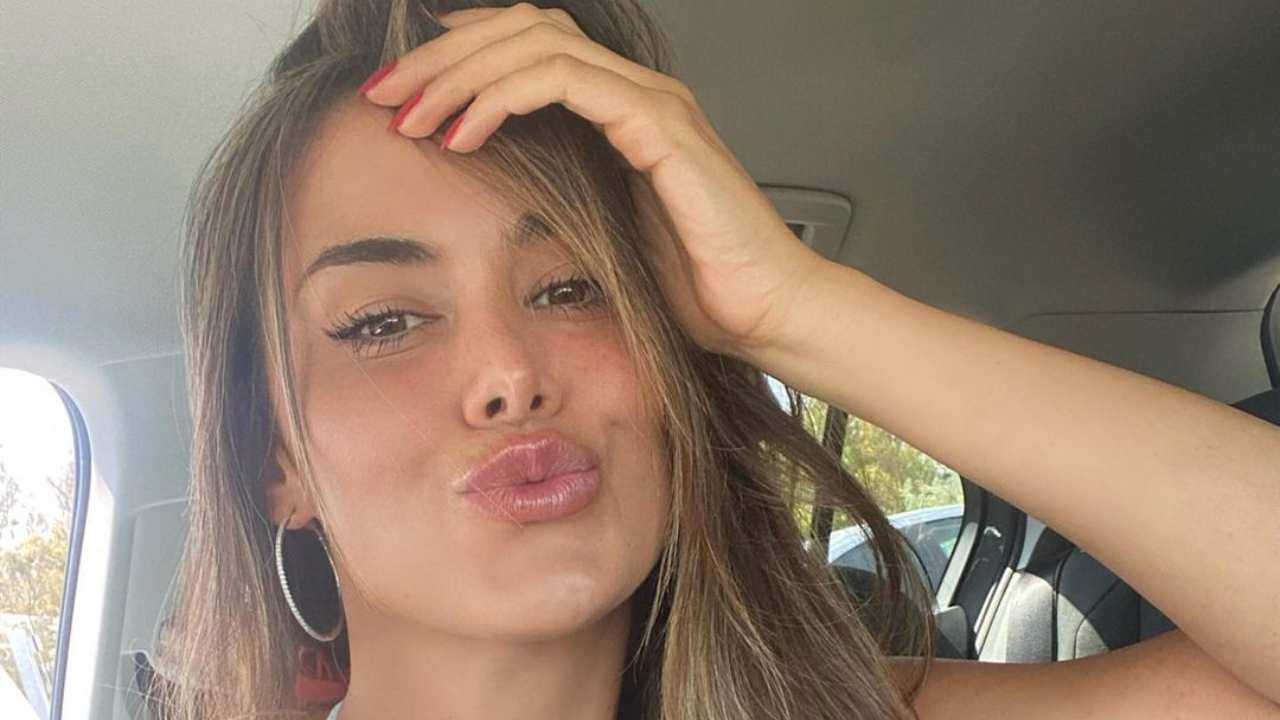 Eva Padlock, la posa perfetta in perizoma: che lato B - FOTO