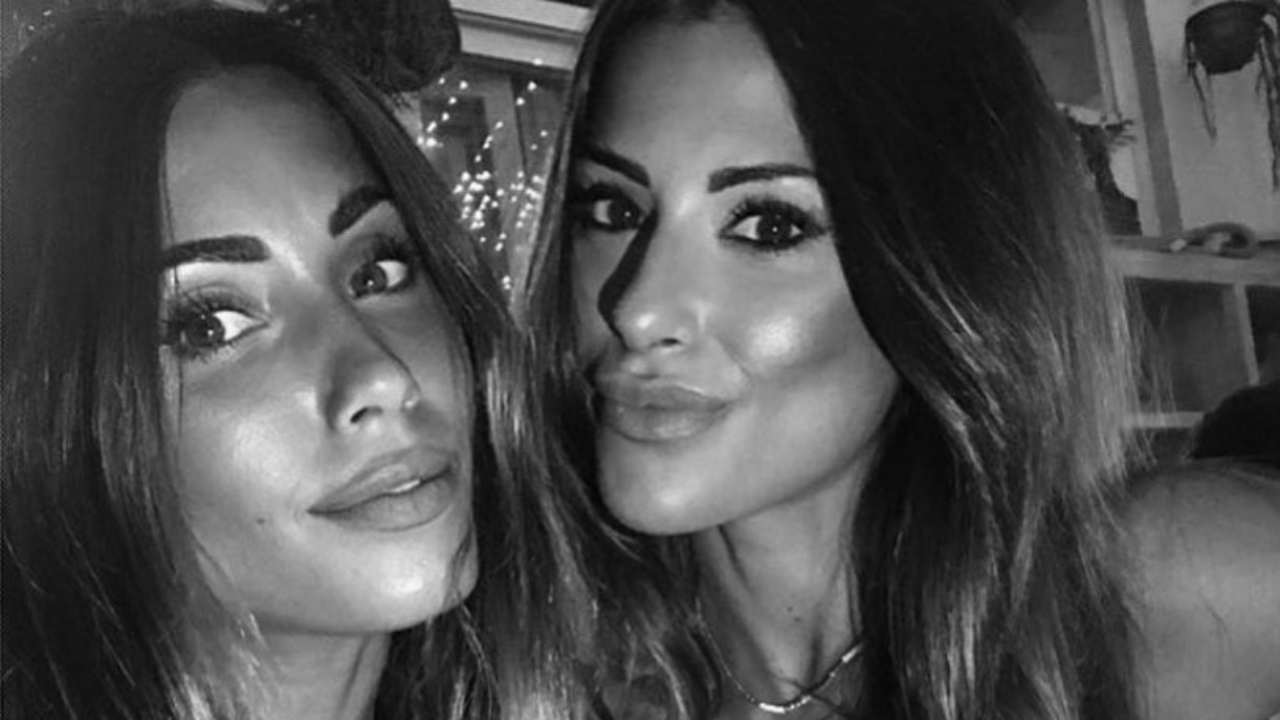 Federica Nargi, coppia esplosiva con la sorella Claudia: scollature roventi