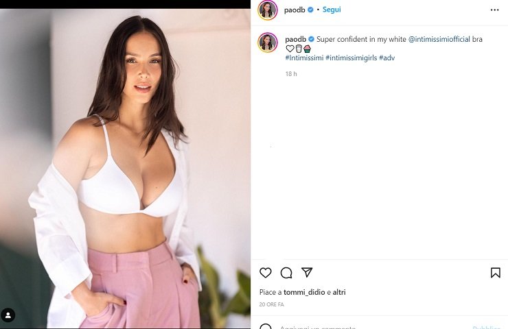 Paola Di Benedetto, camicetta tutta aperta: intimo esplosivo - FOTO