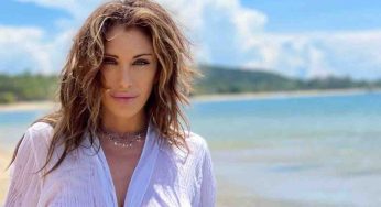 Camicia trasparente e minigonna da sogno: Sabrina Salerno show