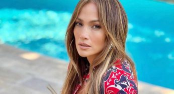 Jennifer Lopez, la camicia si apre troppo: scollatura tutta in vista