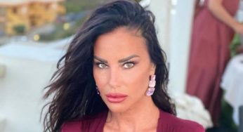 Antonella Mosetti infiamma Gaeta, costume bagnato e trasparente