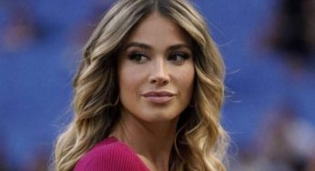 Diletta Leotta infiamma lo stadio: gonna inesistente e maglia aderente