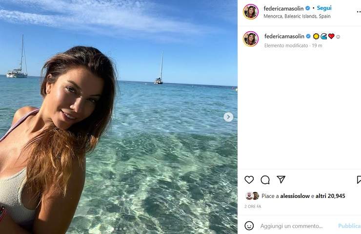 Federica Masolin, mini bikini e scollatura: Menorca ai suoi piedi