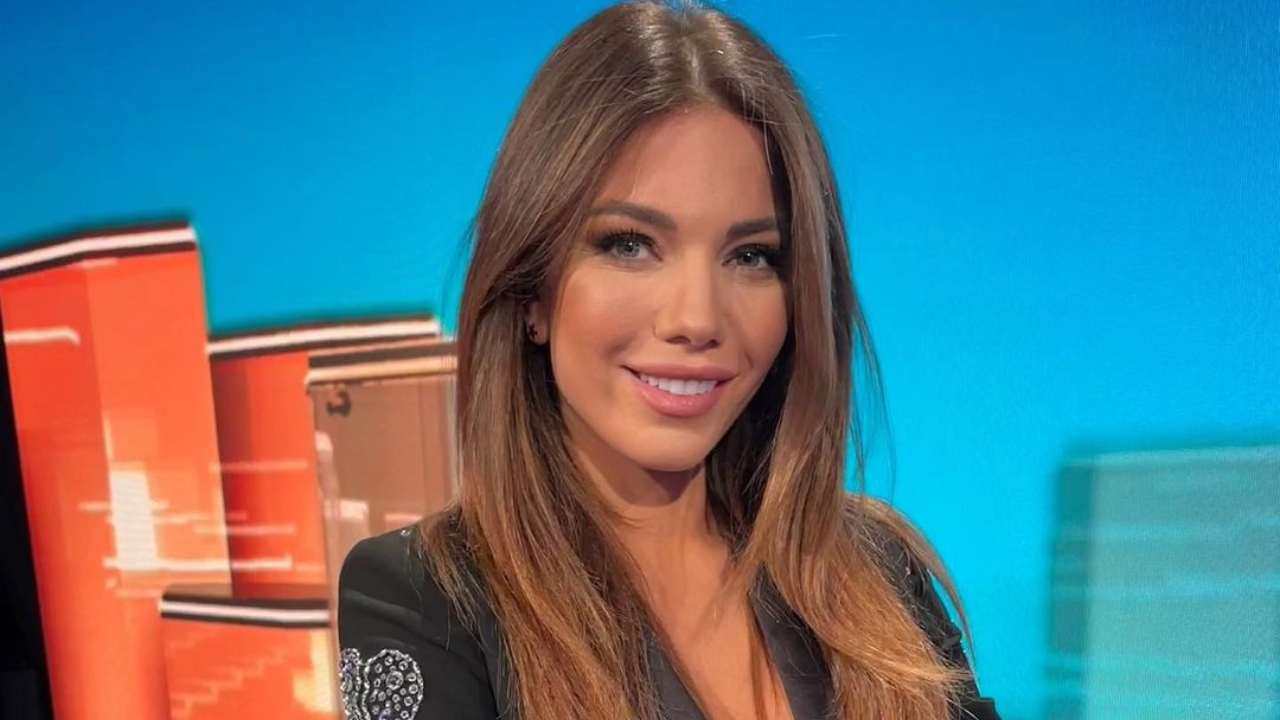 Federica Masolin, mini bikini e scollatura: Menorca ai suoi piedi