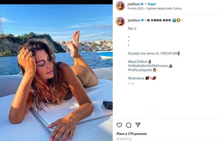 Jolanda De Rienzo, posa statuaria sulla barca: lato B fuori di testa - FOTO