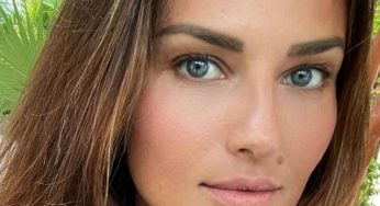 Anna Safroncik, la giacca si apre vertiginosamente: lato ‘A’ protagonista