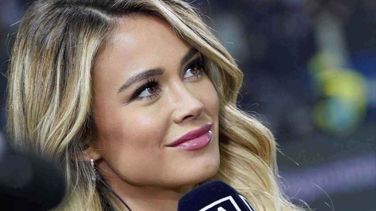 Diletta Leotta regina del derby: palleggia in minigonna e camicetta aperta - VIDEO