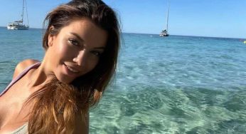 Federica Masolin, che gonna sul palco: ruba la scena allo spettacolo