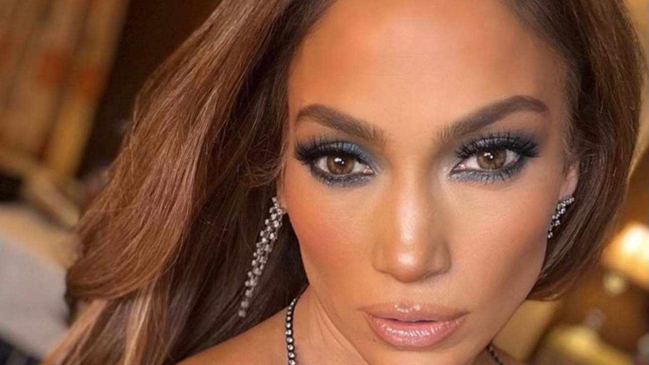 Jennifer Lopez, l'intimo spunta da sotto la giacca - FOTO