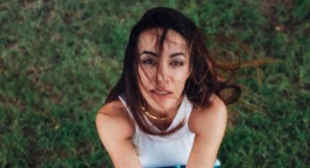 Melita Toniolo, costume in difficoltà: il lato A va in “fuorigioco”