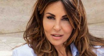 Sabrina Ferilli, risveglio bollente: solo in intimo