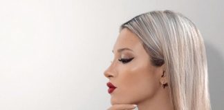 Agustina Gandolfo, la scollatura si apre: voglia di zoom - FOTO