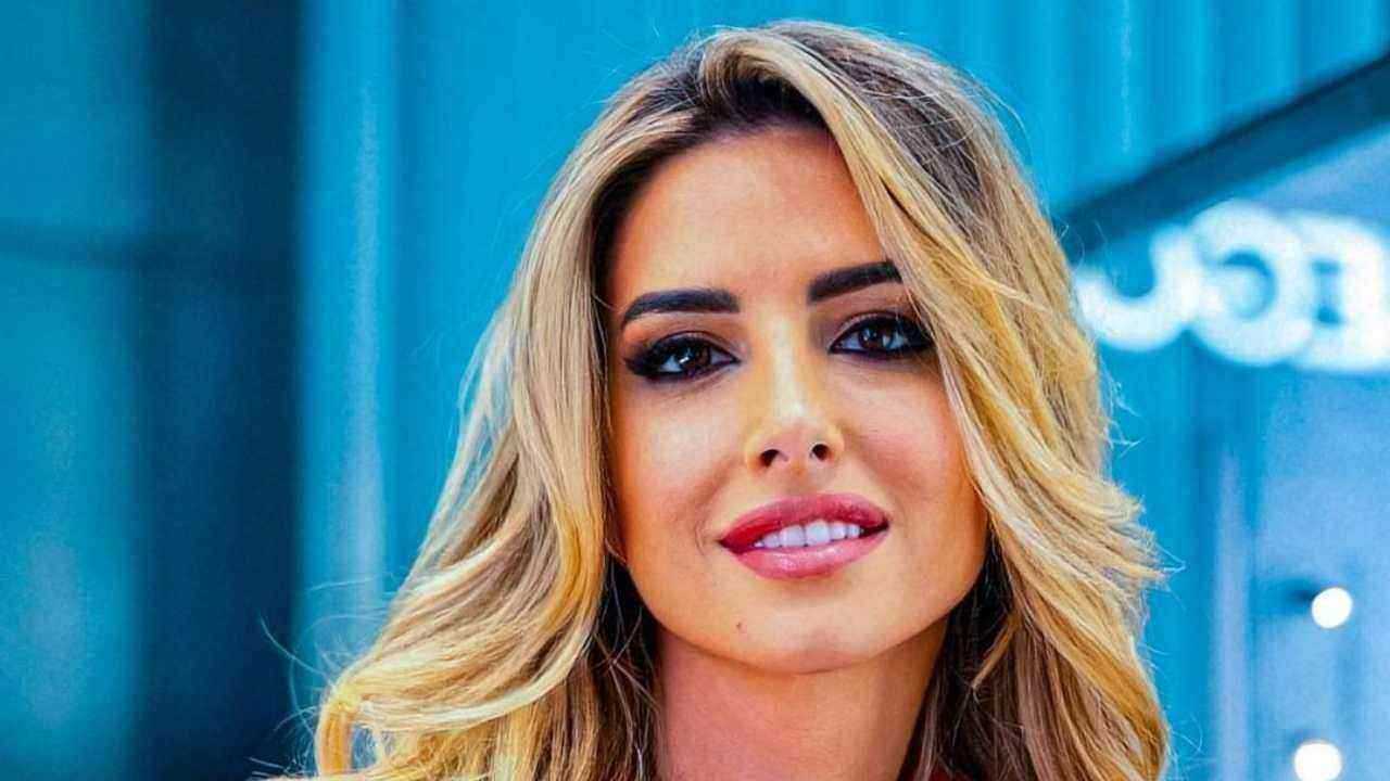 Giorgia Rossi, i bottoni della camicetta stanno su per miracolo - FOTO