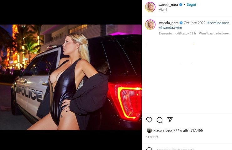 Wanda Nara, l'estate non finisce: la scollatura straborda dal costume