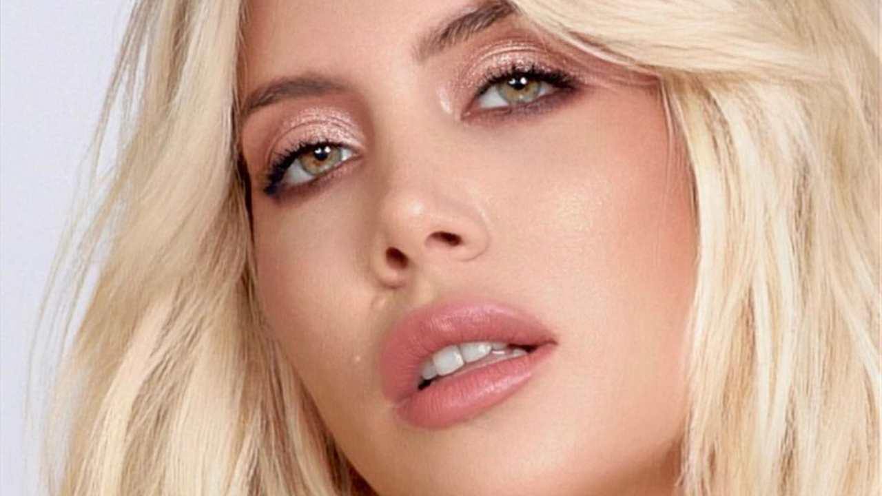 Wanda Nara, l'estate non finisce: la scollatura straborda dal costume