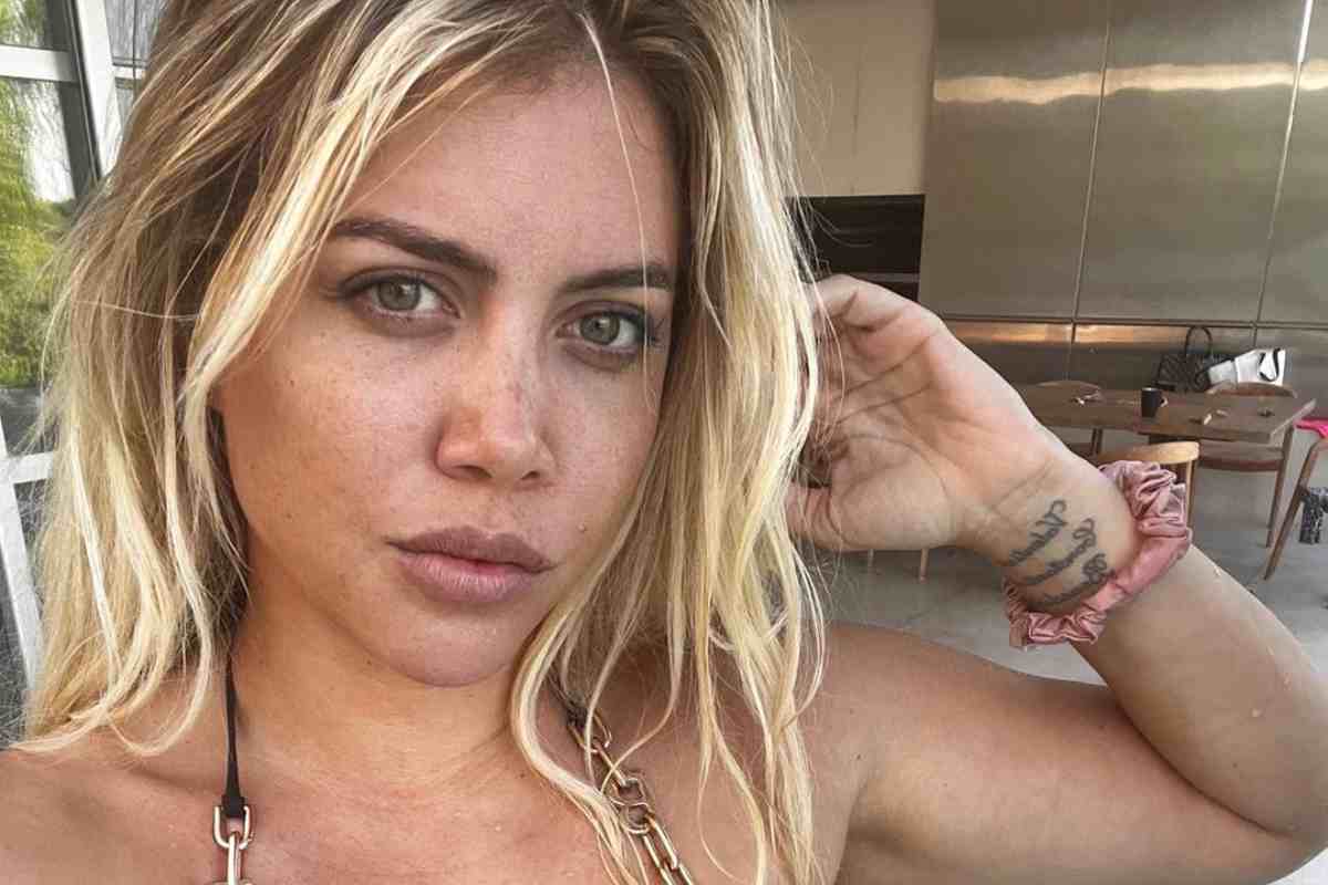 Wanda Nara senza veli in spiaggia, i fan su Instagram vanno ko