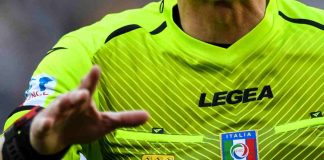 Calcio, arbitro in manette