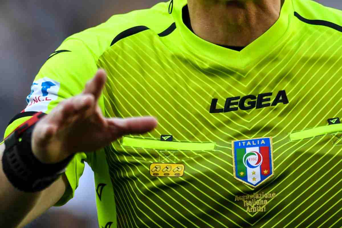 Calcio, arbitro in manette