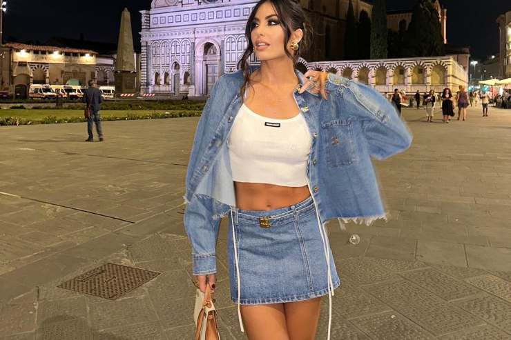 Elisabetta Gregoraci minigonna jeans gambe