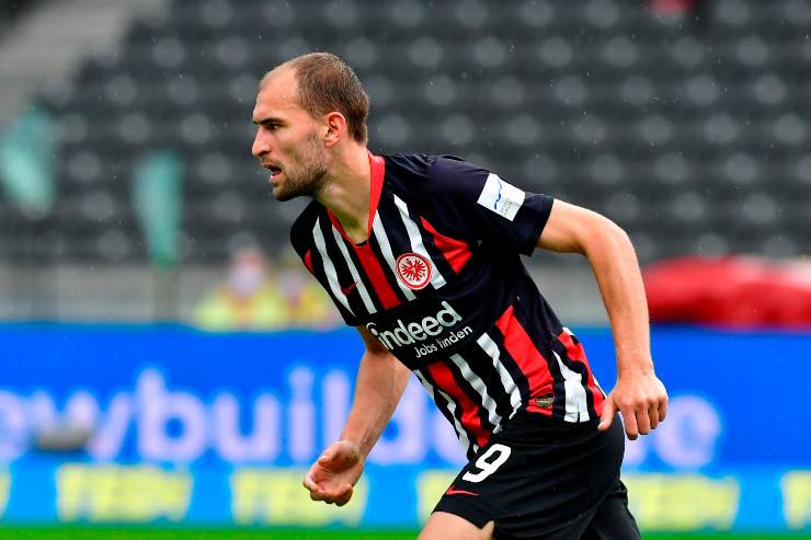 Frankfurt's Dutch forward Bas Dost celebrates after scoring his side first goal during the German Bundesliga soccer match between Hertha BSC Berlin and Eintracht Frankfurt in Berlin, Germany, Saturday June 13, 2020. Because of the coronavirus outbreak all soccer matches of the German Bundesliga take place without spectators. (Photo by John MacDougall/Pool via AP)
